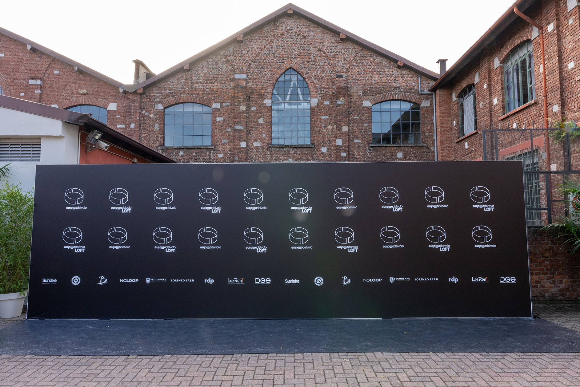 Backdrop retroilluminato per l’inaugurazione del loft alle Officine del Volo